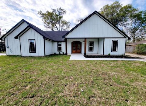 Photo of 1101 N 2nd St, Silsbee, TX 77656 (MLS # 265584)