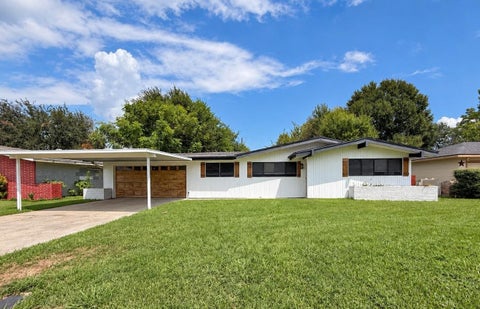 Photo of 1718 Lakecrest Dr, Port Arthur, TX 77642 (MLS # 270993)