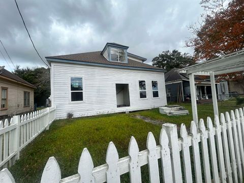 Photo of 1004 Cherry, Orange, TX 77611 (MLS # 263628)