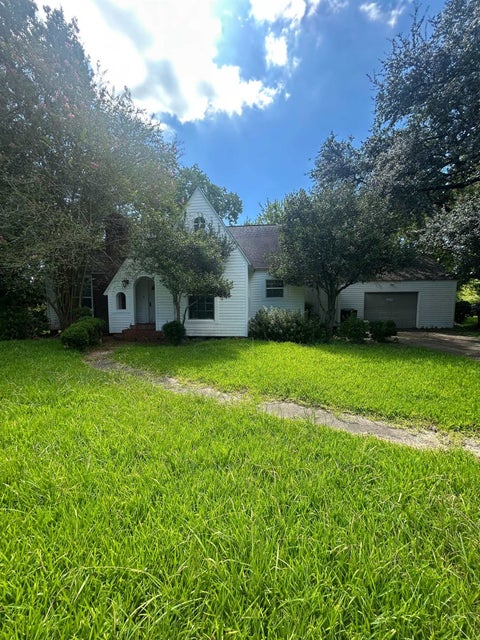 Photo of 5448 32nd St, Groves, TX 77619 (MLS # 270155)