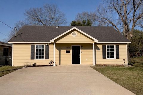 Photo of 3000 Ruby, Groves, TX 77619 (MLS # 265442)