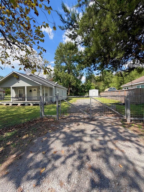 Photo of 270 W BOLIVAR, Vidor, TX 77662 (MLS # 271556)