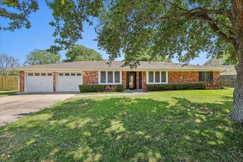 Photo of 1004 Louise, Nederland, TX 77627 (MLS # 263401)