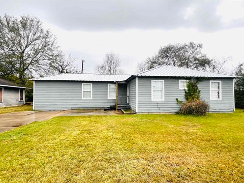 Photo of 1506 Chapman, Orange, TX 77630 (MLS # 264483)