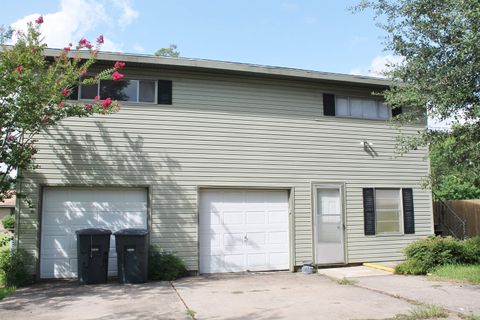 Photo of 3165 Walnut St Unit B, Groves, TX 77619 (MLS # 262308)