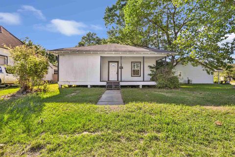 Photo of 555 N 6th St, Silsbee, TX 77656 (MLS # 266533)