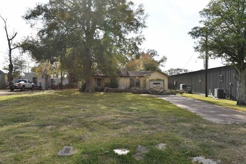 Photo of 3515 Central Dr, Nederland, TX 77627 (MLS # 263708)