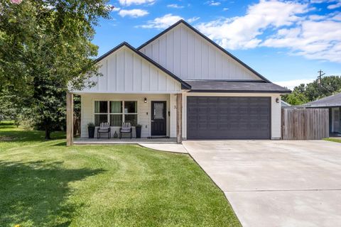 Photo of 3220 Ash Ave, Groves, TX 77619 (MLS # 269579)