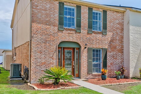 Photo of 525 Longmeadow Street, Beaumont, TX 77707 (MLS # 270985)
