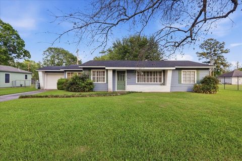 Photo of 730 Yount, Beaumont, TX 77706 (MLS # 266747)
