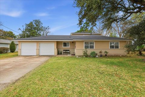 Photo of 915 S 13 th, Nederland, TX 77627 (MLS # 265949)