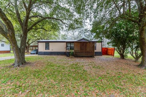 Photo of 1722 Yorkshire Circle, Beaumont, TX 77713 (MLS # 265614)