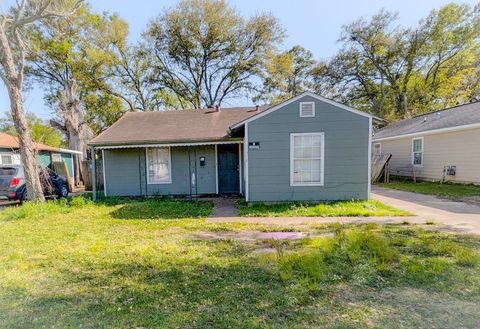 Photo of 378 Garland Ave., Beaumont, TX 77705 (MLS # 263346)