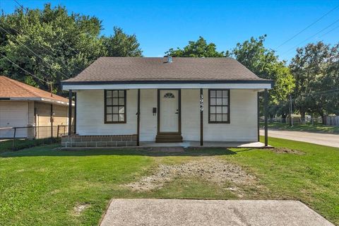 Photo of 3949 Taft Ave, Groves, TX 77619 (MLS # 268352)