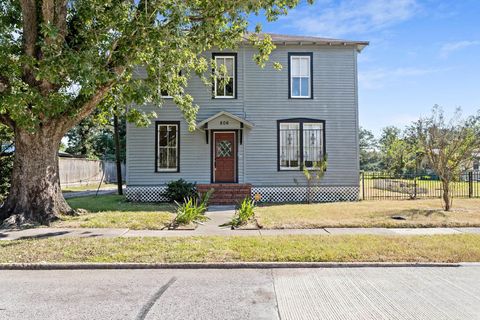 Photo of 806 4th St, Orange, TX 77630 (MLS # 262717)