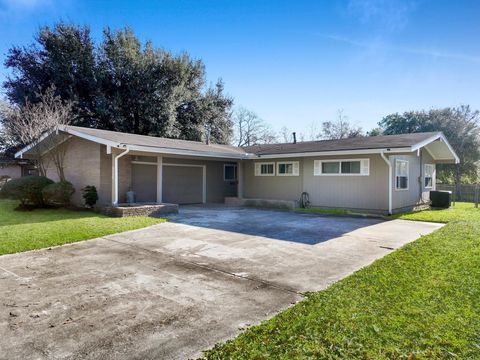 Photo of 5116 Woodlawn Drive, Groves, TX 77619 (MLS # 264494)