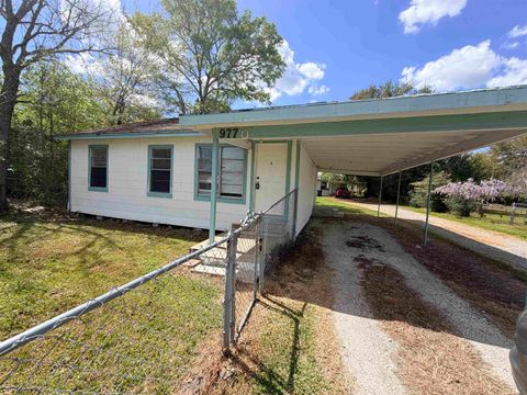 Photo of 977 Center Dr, Bridge City, TX 77611 (MLS # 266069)