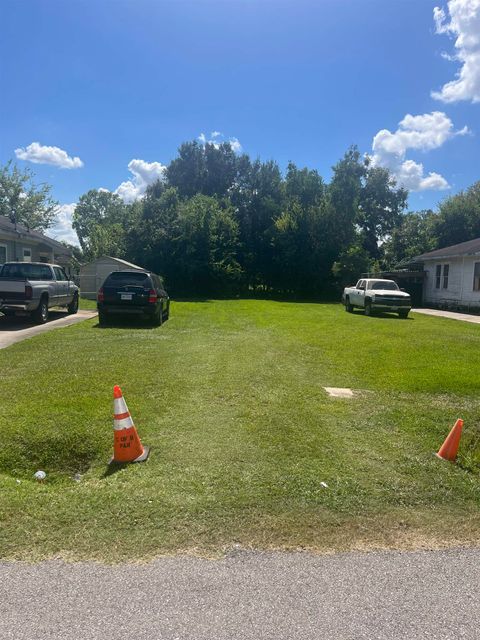 Photo of 1725 Threadneedle, Beaumont, TX 77705 (MLS # 264925)