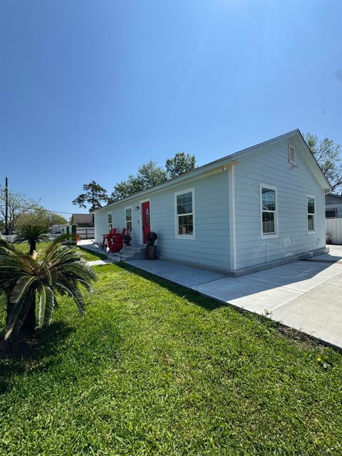 Photo of 319 Dewey Ave, Orange, TX 77630 (MLS # 266271)