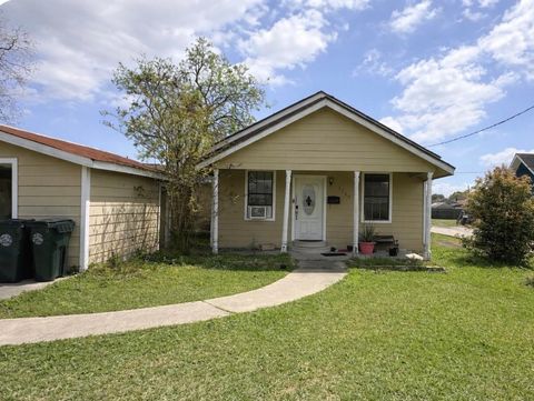 Photo of 5730 Monroe St, Groves, TX 77619 (MLS # 266033)