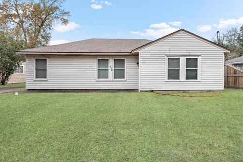 A home in Port Neches