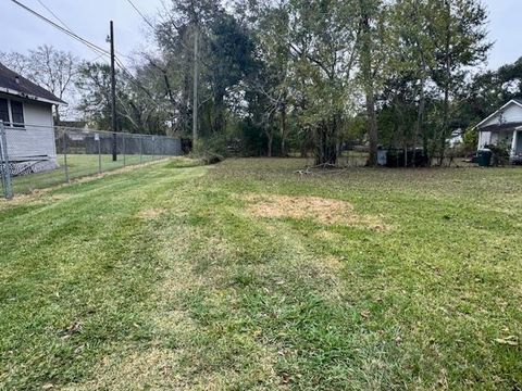 Photo of 1249 Caldwell Ave, Beaumont, TX 77703 (MLS # 263409)