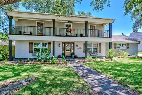 Photo of 682 Birchwood Dr, Port Neches, TX 77651 (MLS # 269583)