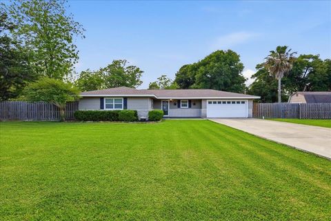 Property photo of 1420 Avenue J, Nederland, TX 77627
