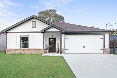 Photo of 826 Montrose St., Port Neches, TX 77651 (MLS # 263507)