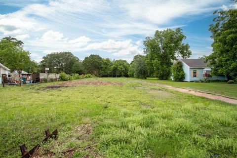 Photo of 6701 32nd St, Groves, TX 77619 (MLS # 268332)