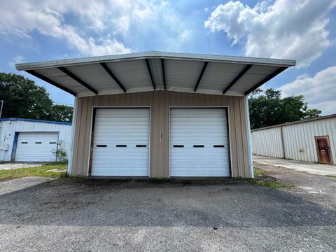 Photo of 3001 Main Ave, Groves, TX 77619 (MLS # 267627)