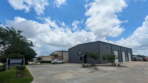 Photo of 1765 W Commerce Pkwy, Beaumont, TX 77707 (MLS # 268453)