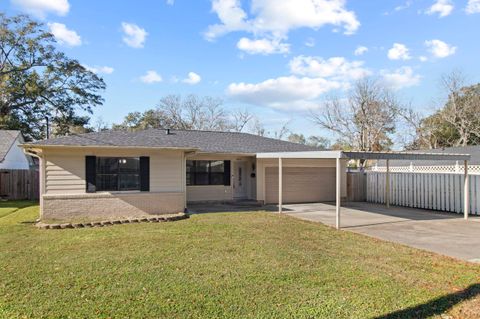 A home in Groves