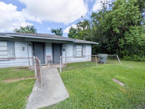Photo of 980 Oakland St, Beaumont, TX 77701 (MLS # 268369)