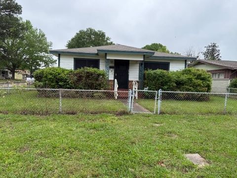 Photo of 3215 Worcester Street, Beaumont, TX 77705 (MLS # 263754)