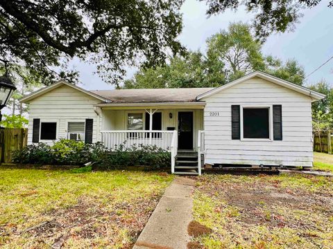 Photo of 2201 Avenue G, Nederland, TX 77627 (MLS # 263483)