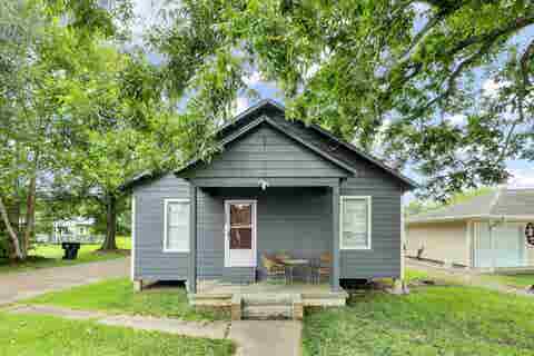 Photo of 6558 Terrell, Groves, TX 77619 (MLS # 270110)