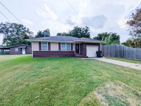 Photo of 2631 2nd Ave, Groves, TX 77619 (MLS # 270602)