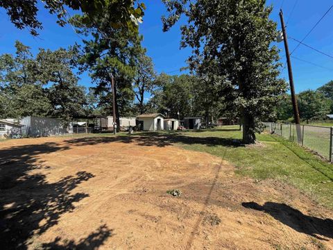 A home in Broaddus