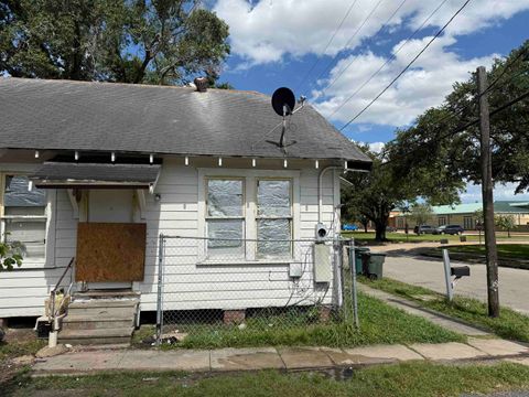 Photo of 161 E Caston, Beaumont, TX 77705 (MLS # 266236)