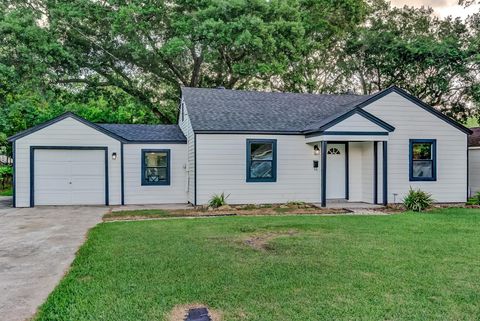 Photo of 2740 Berry Avenue, Groves, TX 77619 (MLS # 266748)