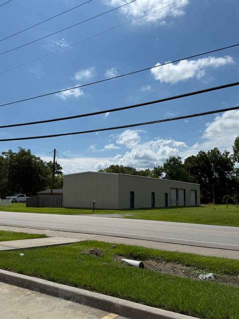 Photo of 2727 Western Avenue, West Orange, TX 77630 (MLS # 261740)