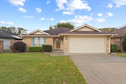 Photo of 323 Castle Dr., Port Neches, TX 77651 (MLS # 263310)