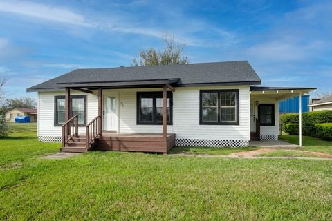 Photo of 125 E Crosby, Sour Lake, TX 77659 (MLS # 265994)