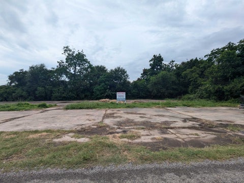 Photo of 6131 Jefferson, Groves, TX 77619 (MLS # 271316)