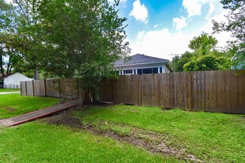 Photo of 525 Mowbray St, Sour Lake, TX 77659 (MLS # 268530)