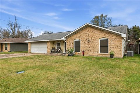 Photo of 275 Elizabeth St, Bridge City, TX 77611 (MLS # 264261)