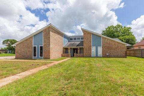 Photo of 2120 Waverly Circle, Port Arthur, TX 77640 (MLS # 268641)