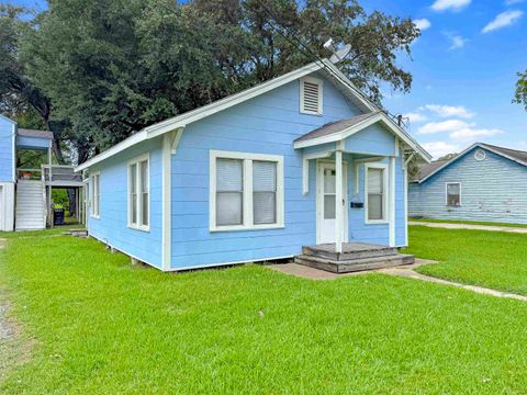 Photo of 6129 Howe Street, Groves, TX 77619 (MLS # 269411)