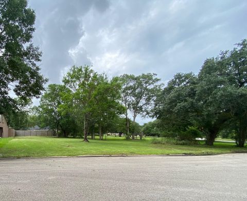 Photo of 208 Central Caldwood Dr, Beaumont, TX 77707 (MLS # 268267)